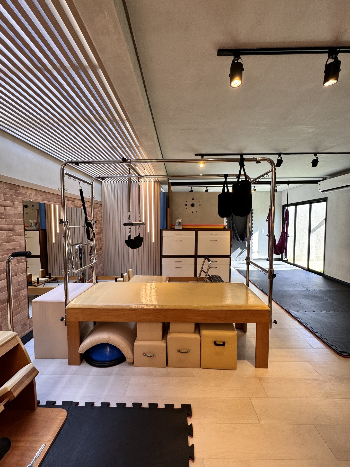 Aparelho Cadillac completo para exercícios de reabilitação e fortalecimento no Lya Reis Studio de Pilates