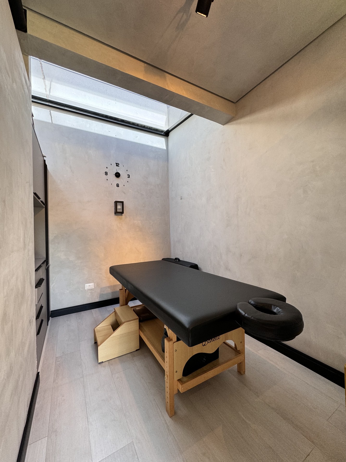Sala privativa com iluminação natural para sessões individualizadas de Terapia da Dor no Lya Reis Studio de Pilates