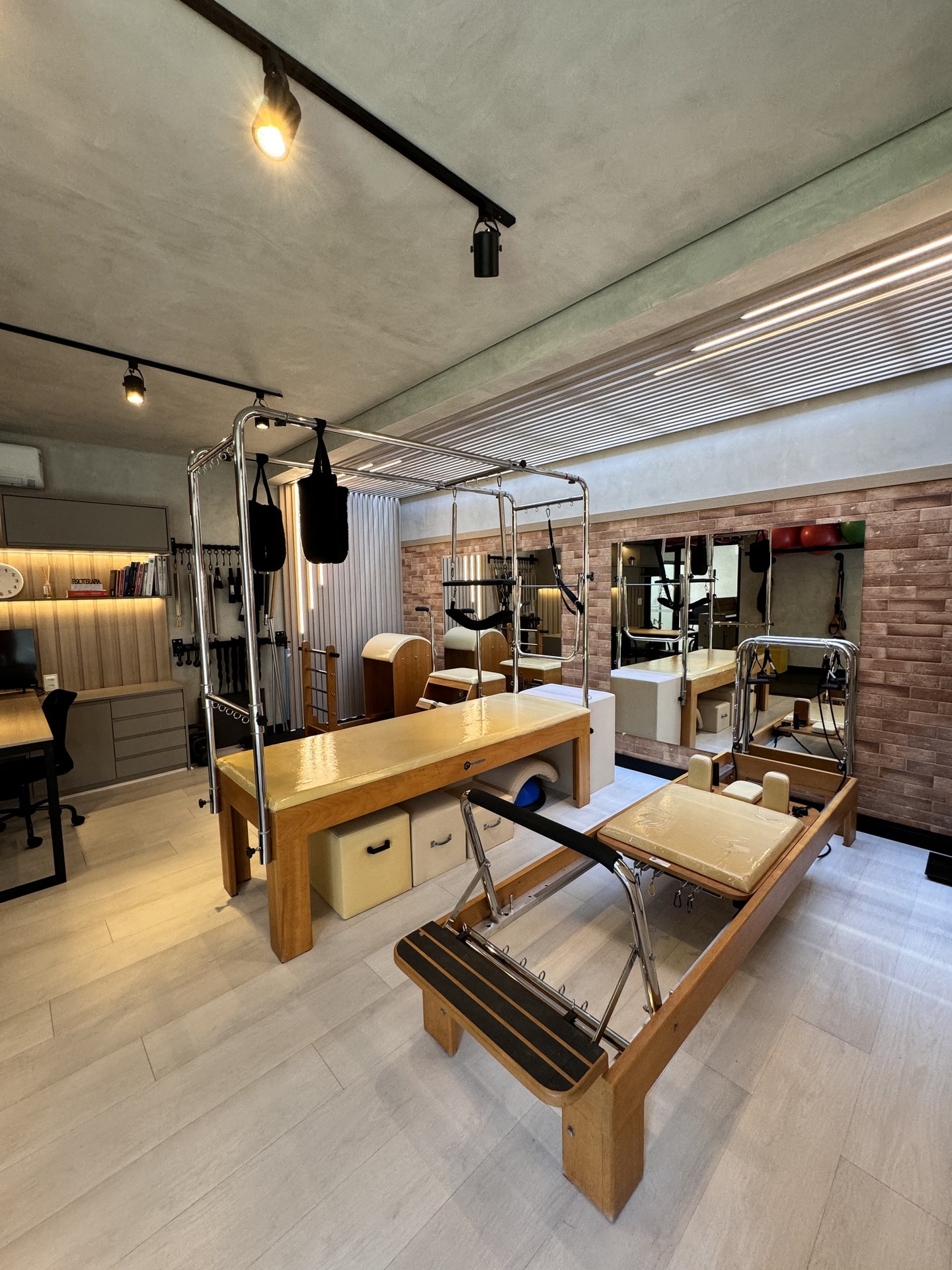 Reformer e aparelhos de Pilates Clínico em ambiente acolhedor no Lya Reis Studio de Pilates