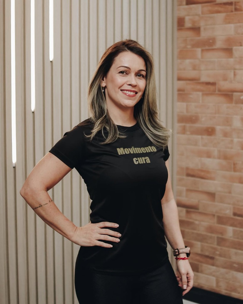 Lya Reis vestindo camiseta Movimento Cura no Lya Reis Studio de Pilates